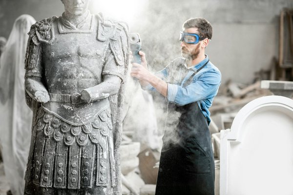 Quelles techniques pour débuter en sculpture sur bois, avec des conseils sur les outils et les projets pour débutants ?